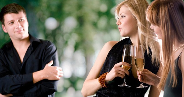 Gioco Di Sguardi Tra Un Ragazzo E Una Ragazza