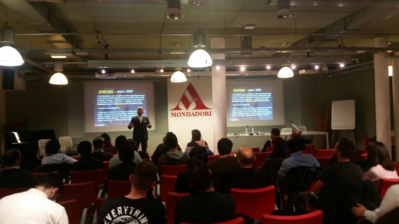 Louis dal vivo alla presentazione ufficiale del libro Dai Messaggi Al Sesso presso la Mondadori di Milano