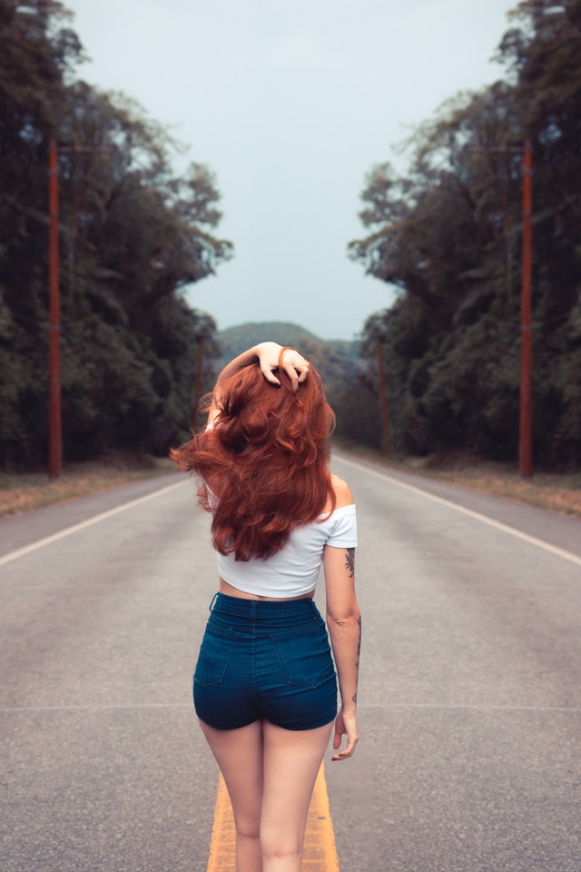 Quante volte ti sarà capitato di incontrare una donna che se la tira e di non sapere come comportarti nei suoi riguardi..