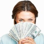Quanto contano i soldi con le donne, in amore e nella scelta del partner?